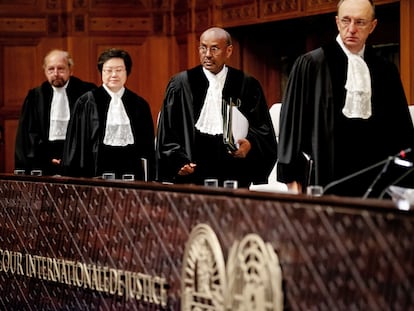 El presidente del Tribunal Internacional de Justicia, Abdulqawi Ahmed Yusuf (segundo por la derecha), en una sesión sobre la demanda presentada por Gambia contra Myanmar, en enero de 2020 en La Haya.