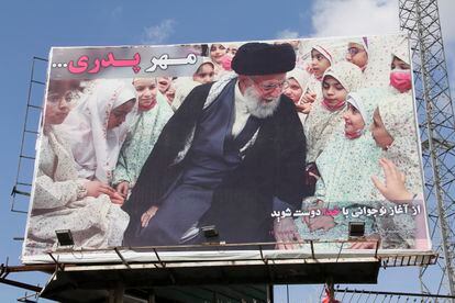 Valla publicitaria con una foto del ayatolá Jamenei con niñas, el 11 de febrero de 2023 en Teherán. 