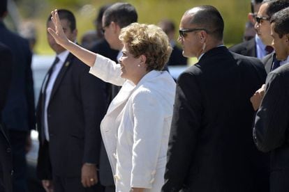 La presidenta de Brasil Dilma Rousseff deja el Palacio de Planalto al ser notificada de que tendr&aacute; que dejar el cargo por 180 d&iacute;as. 