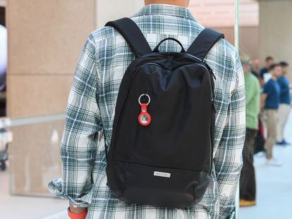 Una persona lleva el rastreador AirTag de Apple en su mochila.