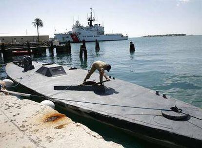 Embarcación sumergible decomisada a narcotraficantes colombianos por la Guardia Costera de EE UU.