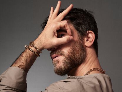 Cómo llevar (bien) la joyería en cuatro claves, según Alfonso Bassave