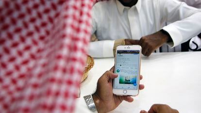 Un hombre consulta un perfil de la red social X (antes Twitter), en un café en Jeda, Arabia Saudí, el 3 de noviembre de 2029.