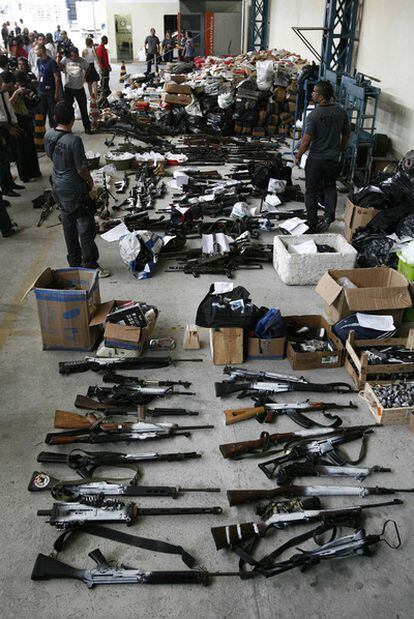 La policía muestra ayer las armas y la droga incautadas durante la operación en el Complexo do Alemão.