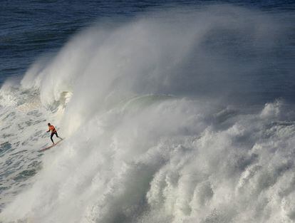 Un surfista monta una ola durante el Desafío de Punta Galea, que se celebra en Getxo. 16 surfistas toman parte de esta competición, con olas que alcanzan los cinco metros de altura.