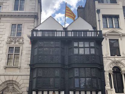 Fachada de la delegación de la Generalitat de Cataluña en Londres, este martes.