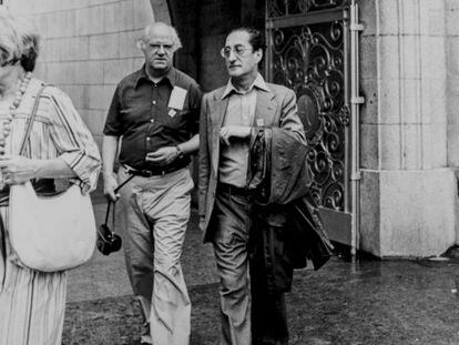 Cirici (esquerra), passejant pel Japó als setanta amb el poeta Joan Teixidor.