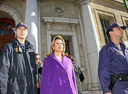 María Antònia Munar abandona el palacio de justicia tras prestar declarar en relación con el 'caso maquillaje'.