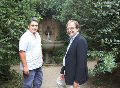 Peter Florence, director del Hay Festival, y Juan Luis Cebrián.