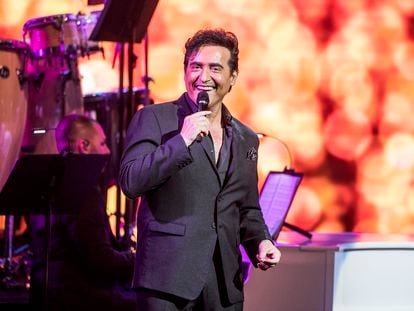 Carlos Marín actuando con Il Divo en diciembre de 2018 en Hollywood, California.