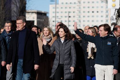 El líder del PP, Alberto Núñez Feijóo, la presidenta de la Comunidad de Madrid, Isabel Díaz Ayuso, y el alcalde de la capital, José Luis Martínez-Almeida, participan en el rodaje de un anuncio en Plaza de España, el pasado 22 de enero.