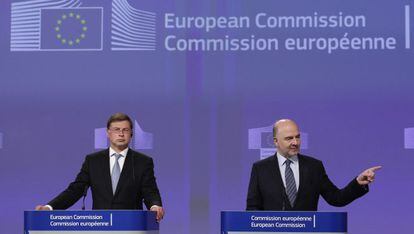 El comisario europeo de Asuntos Económicos y Financieros, Pierre Moscovici, y el vicepresidente para el Euro y el Diálogo Social, Valdis Dombrovskis.