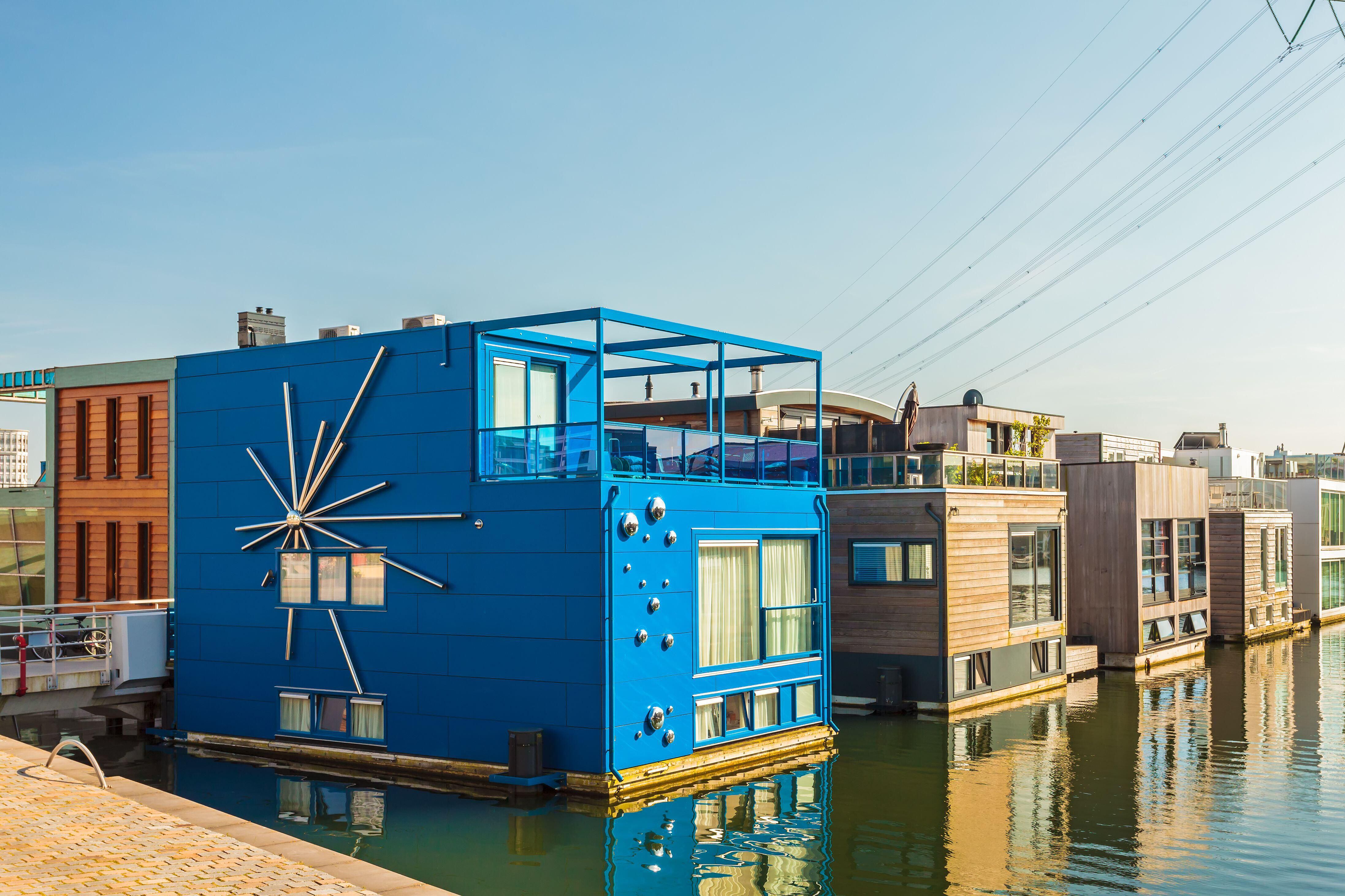 Modernas casas flotantes en el distrito IJburg de Ámsterdam.