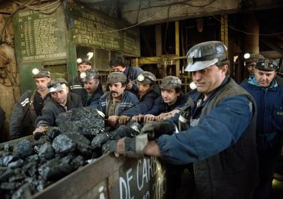 Mineros rumanos empujan un vagón de carbón en la localidad de Petrila