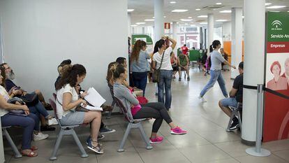 Varias personas esperan turno la oficina de empleo en Dos Hermanas (Sevilla) el pasado octubre.