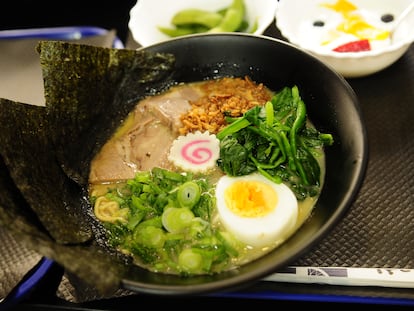 Ramen tonkotsu y salsa de soja en Ran Ran Tei