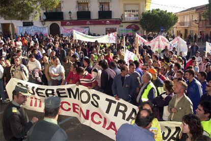 Los trabajadores del Pocero se manifestan en la plaza del Ayuntamiento de Seseña.