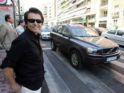 El cantante posa junto a un paso de cebra en la calle de José Abascal (Chamberí).