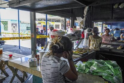 La escena del crimen en un mercado de San Salvador, en un fin de semana de marzo 2022 que registró más de 80 homicidios.