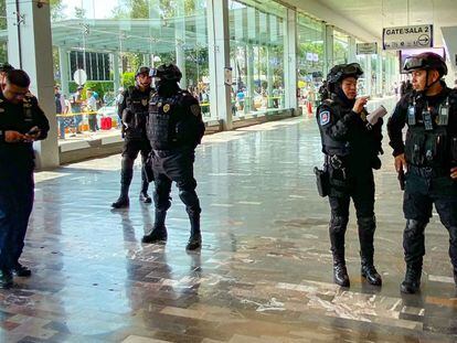 Elementos de la Secretaría de Seguridad Ciudadana resguardan la central de autobuses del sur luego de que se registrara el ataque armado