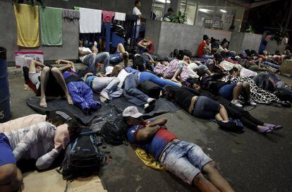 Los migrantes cubanos dormir en el suelo en un puesto fronterizo con Nicaragua en Peñas Blancas, Costa Rica.