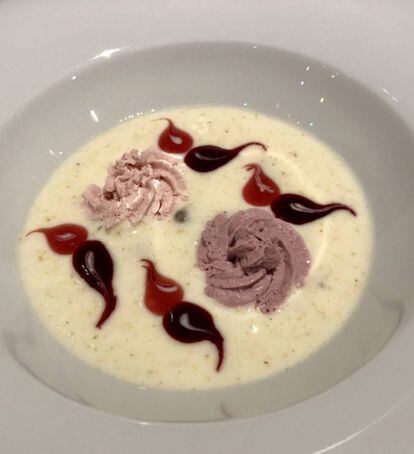 YOGUR CON CURRY Y FRUTOS ROJOS / CAPEL