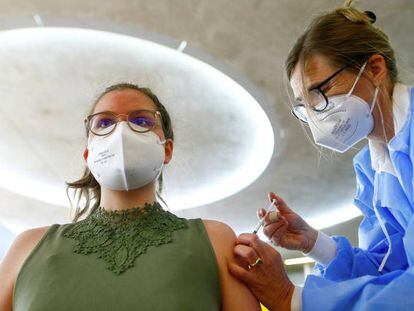 Una mujer recibe una dosis de la vacuna de AstraZeneca en Colonia (Alemania).