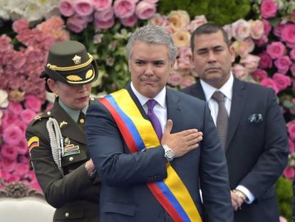 Duque recibe la banda presidencial de Colombia.