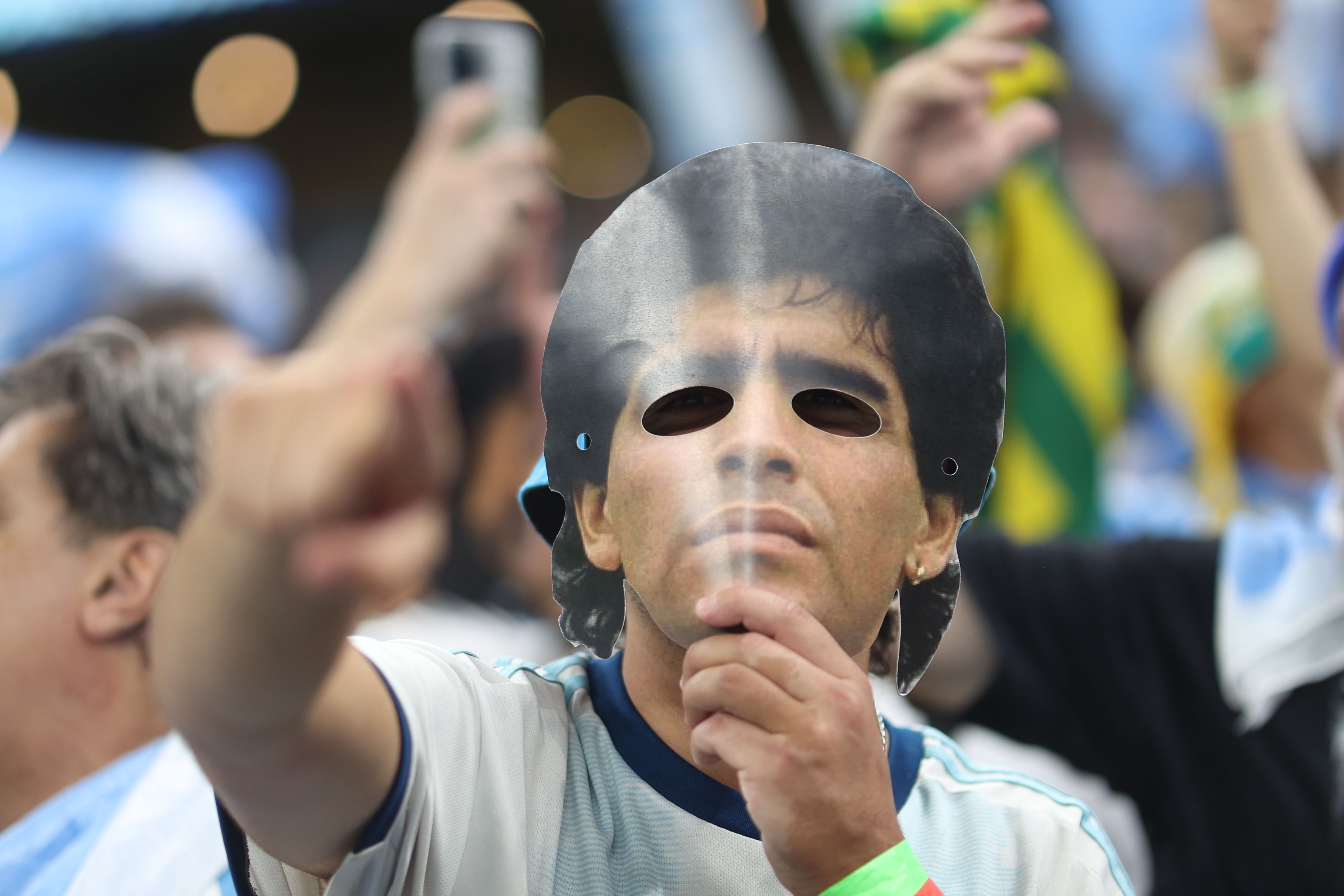 Un aficionado argentino con una careta de Maradona.