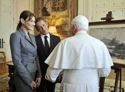 El presidente Nicolas Sarkozy y su esposa, Carla Bruni, charlan con el Papa en el palacio del Elíseo.