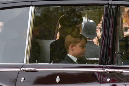 La princesa de Gales, su hijo, el príncipe Jorge, y la reina consorte, Camila, abandonaban Clarence House en dirección a Westminster.