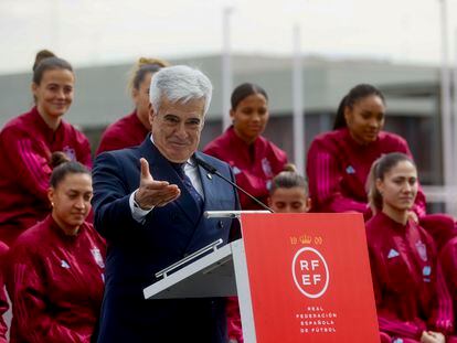 El presidente de la Comisión Gestora de la Real Federación Española de Fútbol, Pedro Rocha, da un discurso durante un acto de la selección femenina.