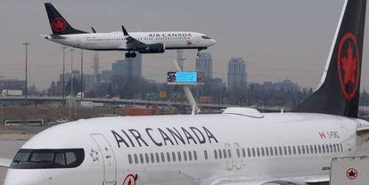 Un avión B737 MAX 8 de Air Canada tomando tierra en Toronto