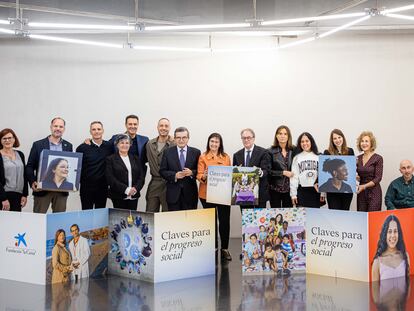 Foto de familia en CaixaForum Madrid con algunos de los protagonistas del documental Vidas contadas.