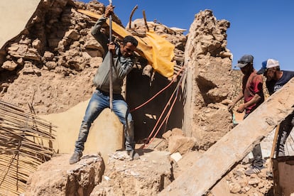 Said chops up rubble from the house to make his way in search of Saida.