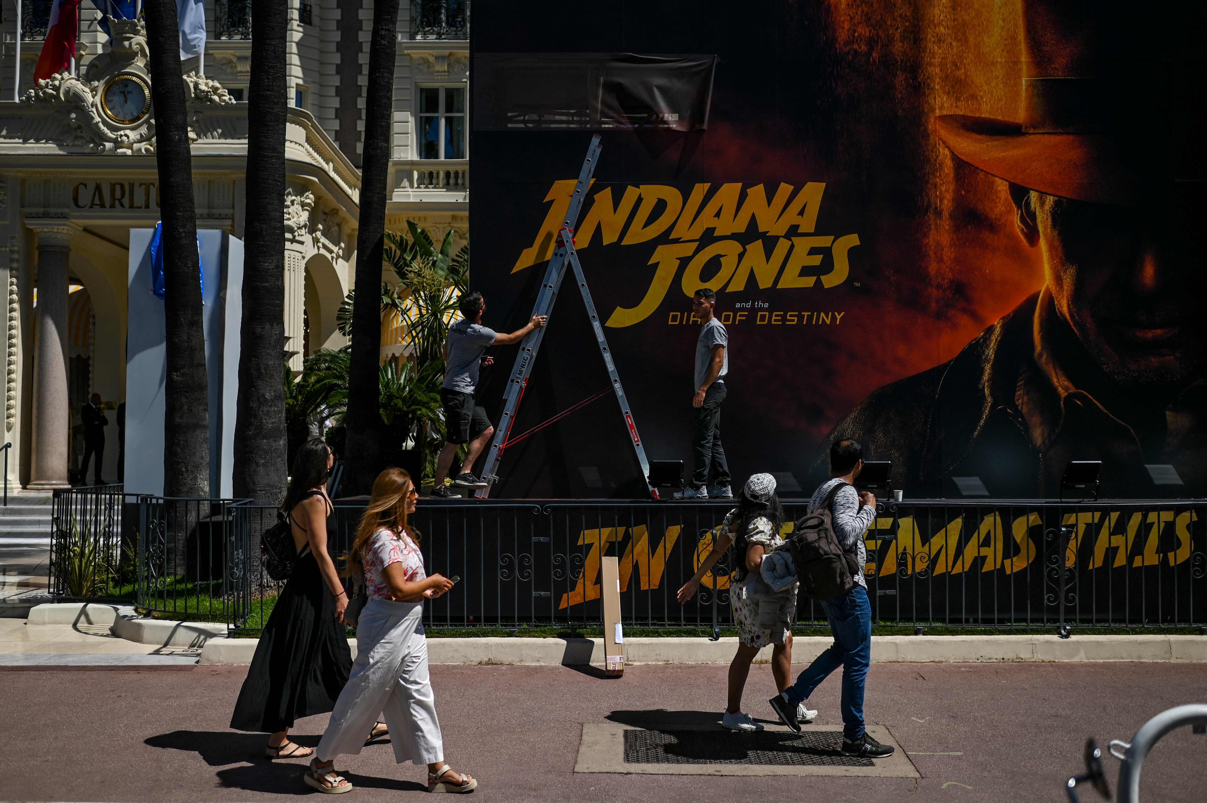 Instalación de un cartel de 'Indiana Jones y el dial del destino', ayer por la mañana en el hotel Carlton en Cannes.