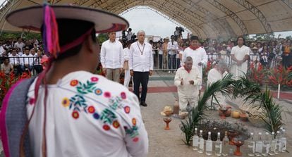 Andrés Manuel López Obrador asiste a una ofrenda para pedir permiso para la construcción del tren con 12 comunidades indígenas mayas de Chiapas.