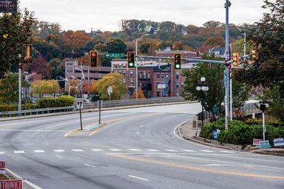 Una avenida sin circulación este jueves en Lewiston, Maine. 