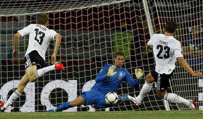 Mario Gomez marca el primer gol del partido.