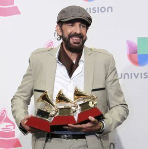 Juan Luis Guerra, con sus premios en Las Vegas.