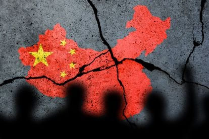 La bandera de china sobre un mapa del país quebrado