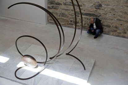 Una de las espirales escultóricas del artista en la fundación.
