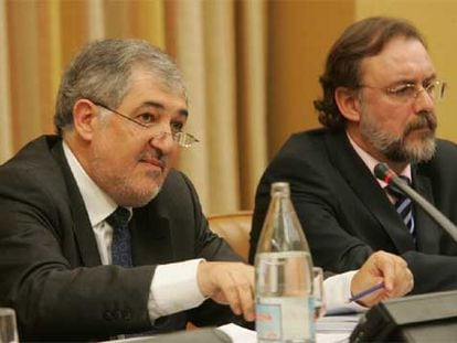 Conde-Pumpido (a la izquierda), junto al socialista Álvaro Cuesta, en la Comisión de Justicia.