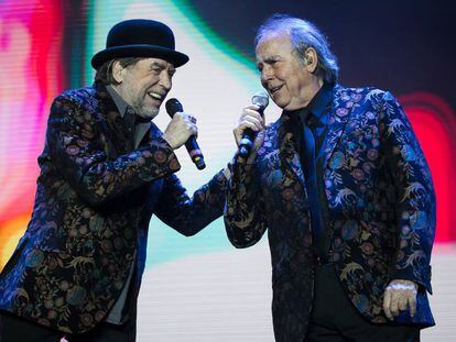 Joaquín Sabina y Joan Manuel Serrat, durante el concierto en el Palau Sant Jordi de Barcelona.