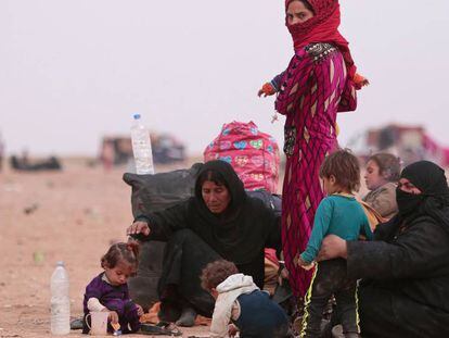 Una familia de refugiados en Hasaka, Siria, tras haber huido de la violencia de Mosul (Irak).