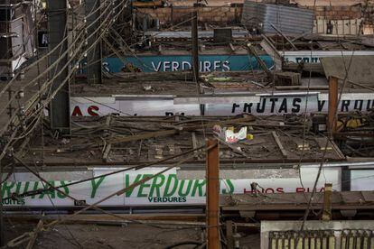 El nou mercat tindrà dues plantes i un espai subterrani dividit en dues àrees: una amb dos nivells (al -1 se situaran les 52 places d’aparcament previstes, i al -2 se situaran els magatzems) i l’altra meitat és la zona logística per als operadors del mercat, que es construeix amb doble alçada.