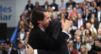Aznar y Rajoy se abrazan en un encuentro del PP en 2011. 