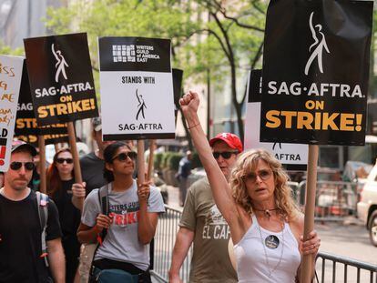 La actriz Kyra Sedgwick marcha con miembros del sindicato de actores (SAG-AFTRA) y escritores (WGA) afuera de los estudios de la NBC en Nueva York (EE UU), el 18 de julio.