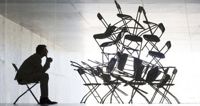 Un hombre piensa ante una estructura.