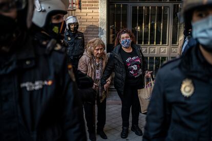 Desahucio de María Teresa, de 82 años, que vivía con su hija Maite y las dos hijas menores de ésta, en Fuenlabrada este miércoles por la mañana.